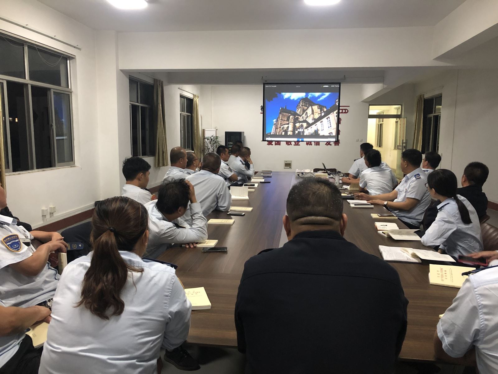 公交集團(tuán)各事業(yè)部黨總支、黨支部開展“不忘初心、牢記使命、做新時(shí)代合格共產(chǎn)黨員”專題黨課培訓(xùn)